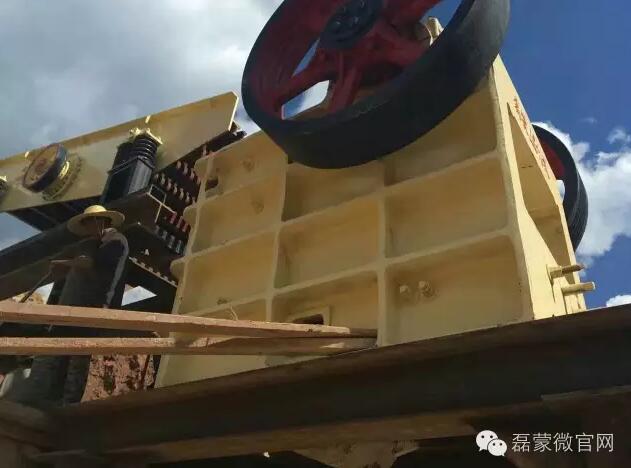 云南磊蒙912碎石生產(chǎn)線正在安裝