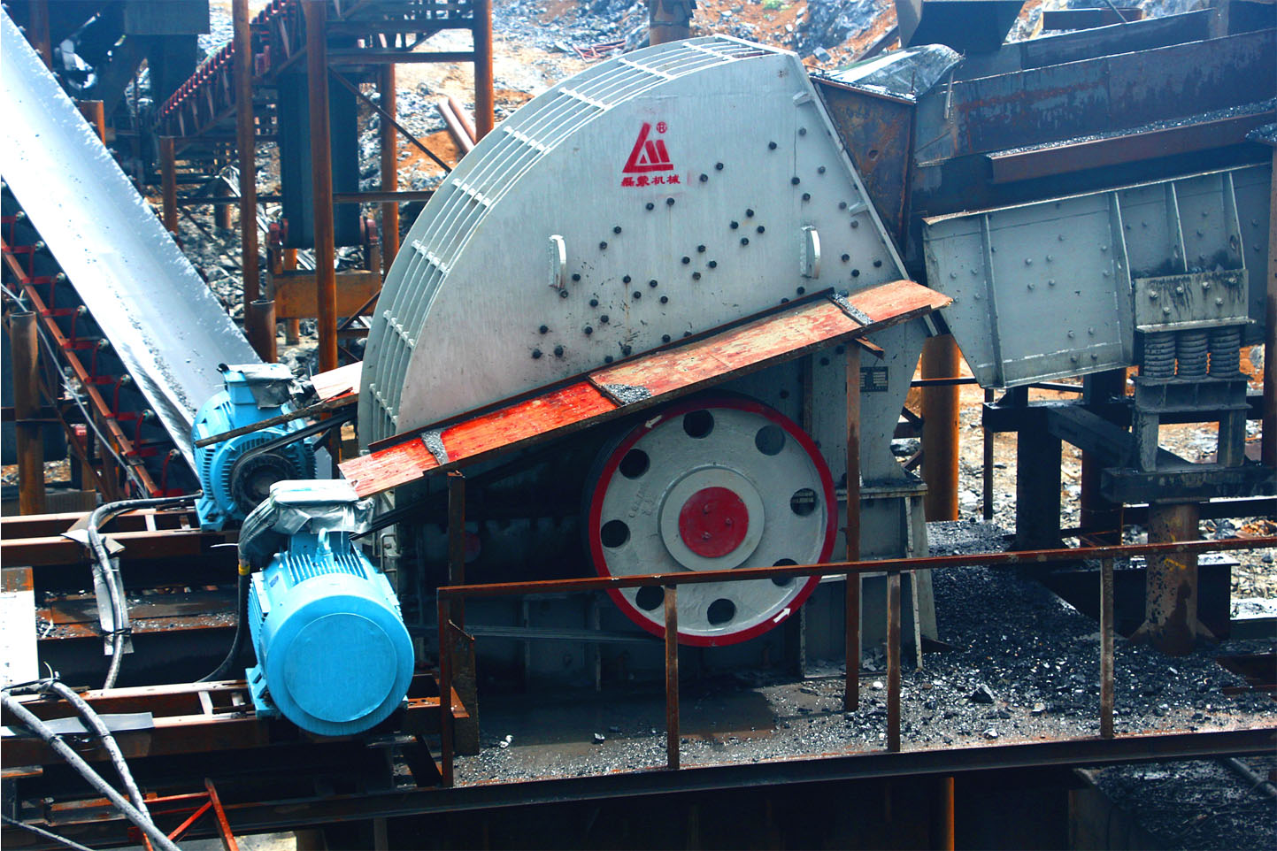 磊蒙與中鐵十一局再次攜手，助力龍懷高速建設(shè)